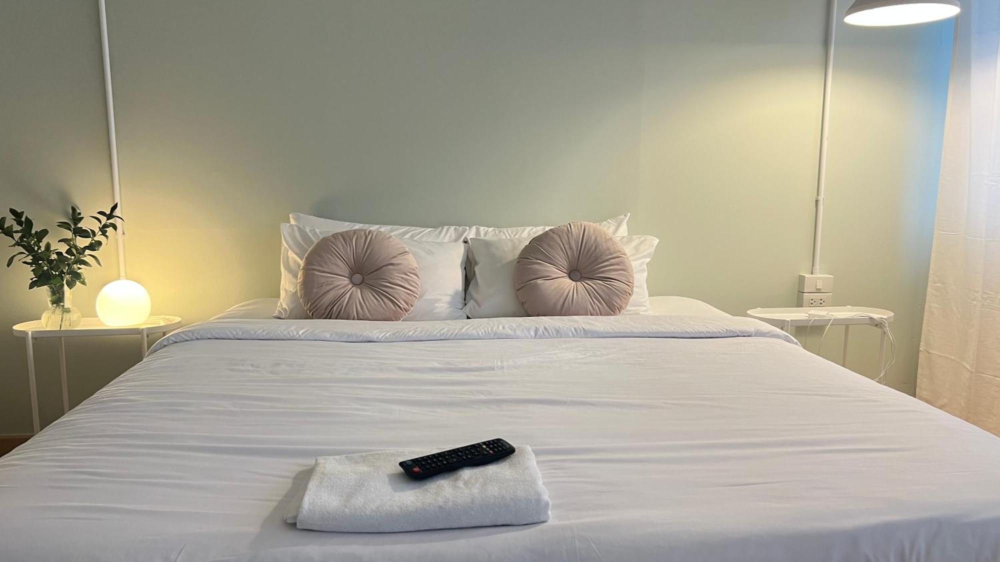 La Moon House Hotel Salaya Eksteriør billede